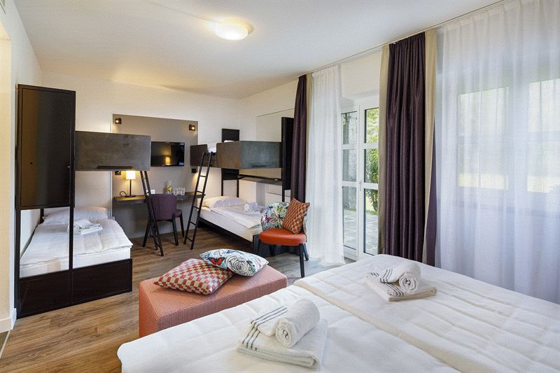 Hotel Bellinzona Sud, Bellinzona: Familienzimmer mit King Size Bett und 2 Etagenbetten