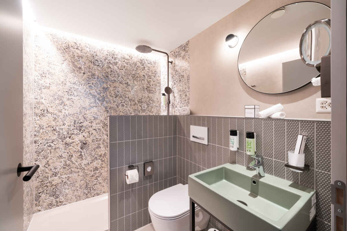 Hotel Stella, Interlaken: Panoramazimmer mit Dachterrasse