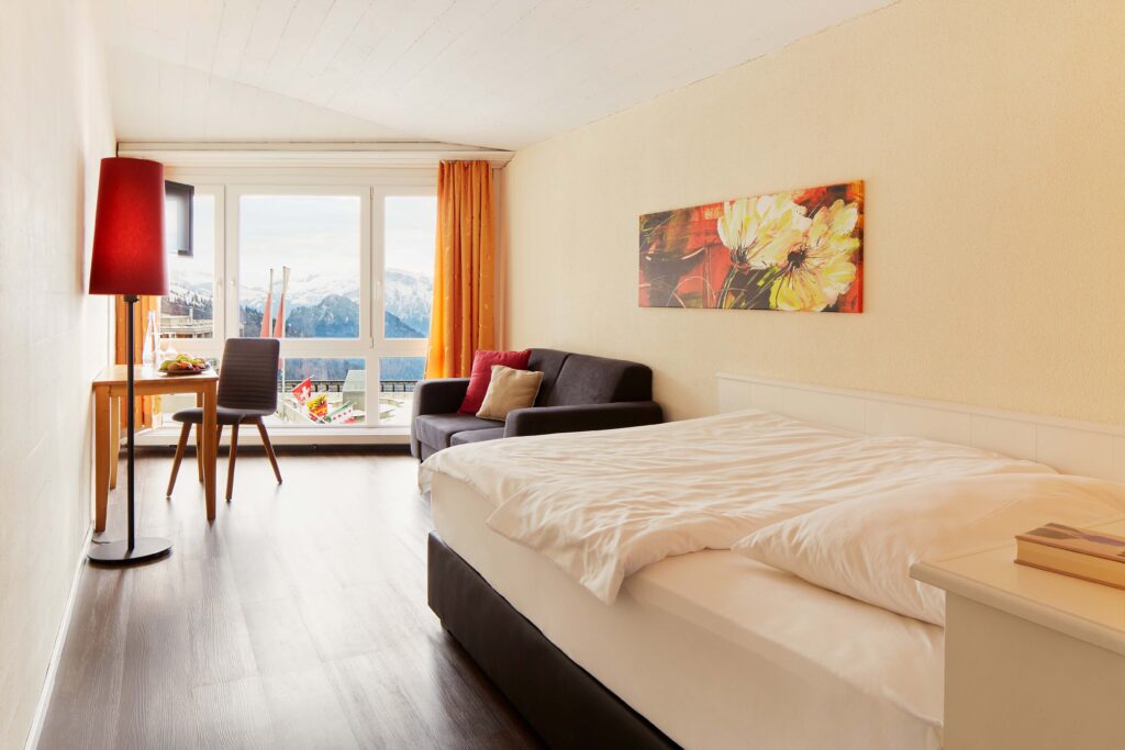 Hotel Rigi Kaltbad: Superior Zimmer mit Doppelbett und Bergsicht