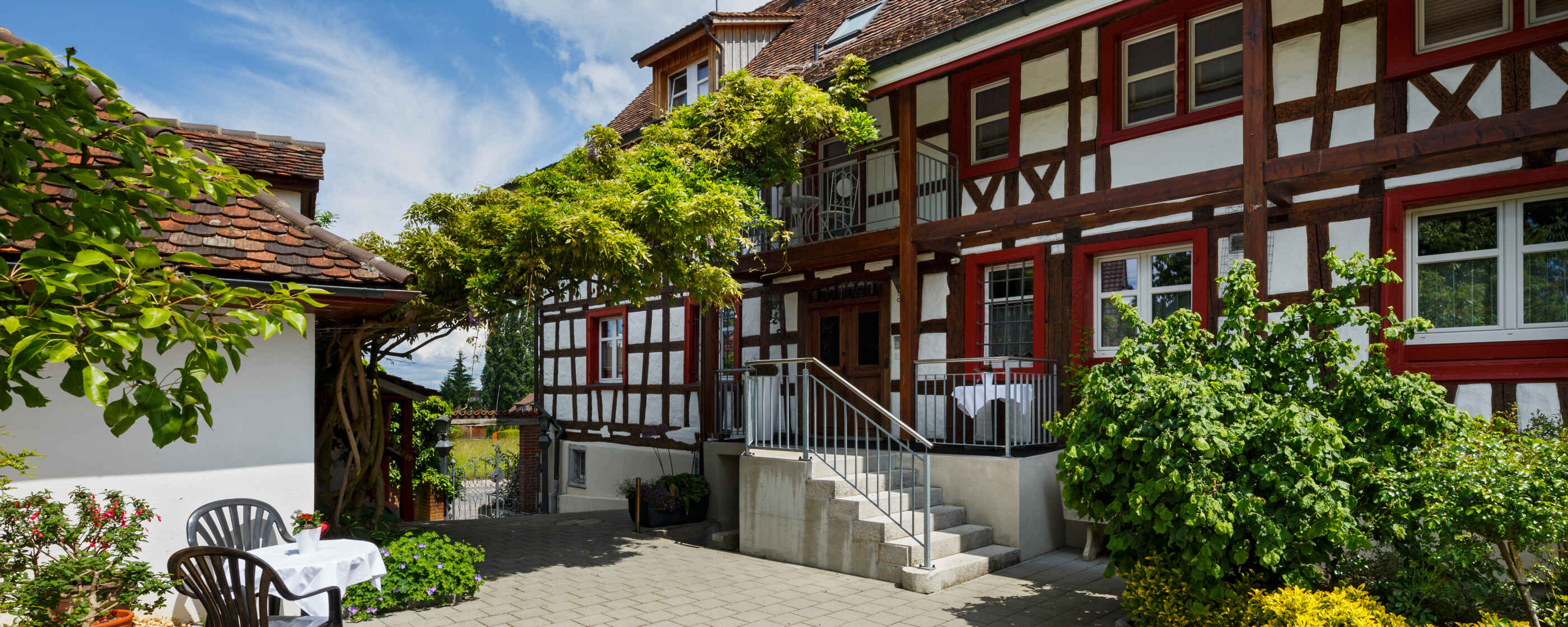 Historische Residenz Lindeneck, Güttingen: Aussenansicht