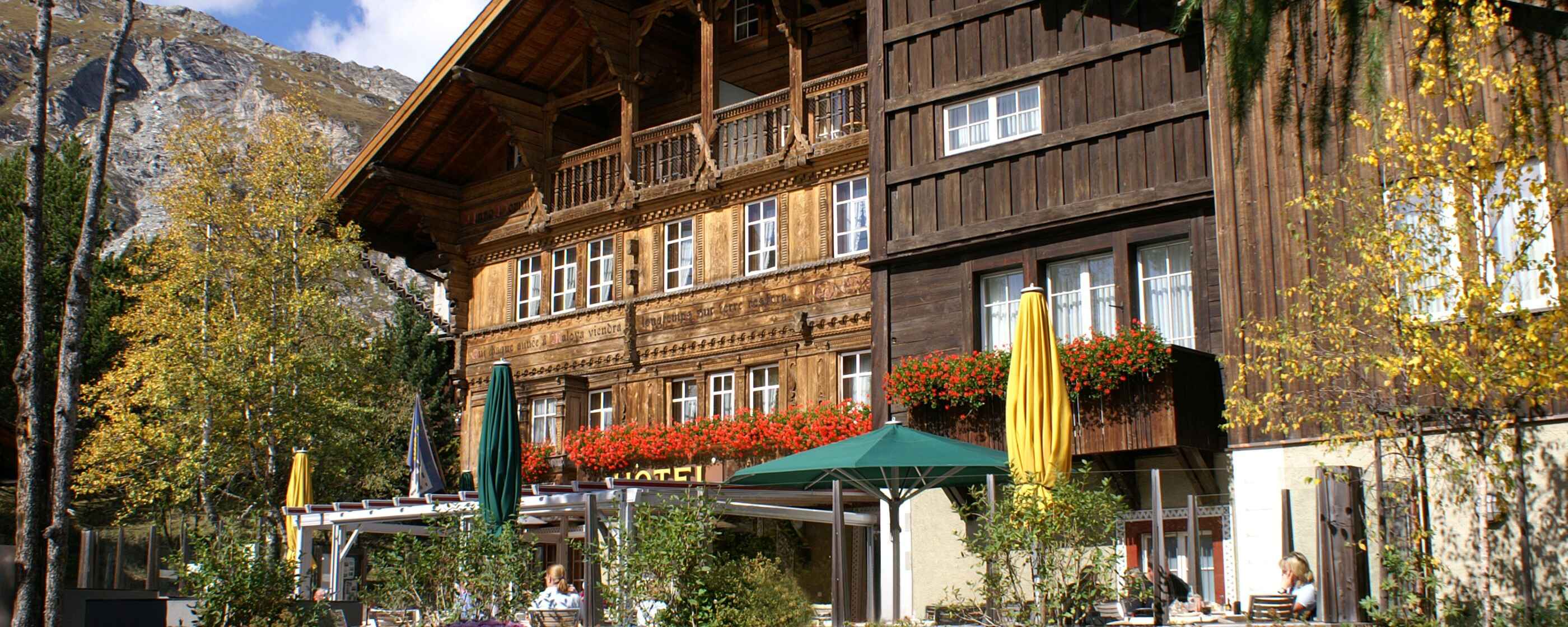 Hotel Schweizerhaus, Maloja: Aussenansicht Sommer