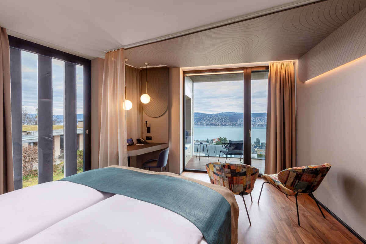 Hotel Belvoir, Rüschlikon: Panorama Club Junior Suite mit Seesicht und Sprudelbadewanne