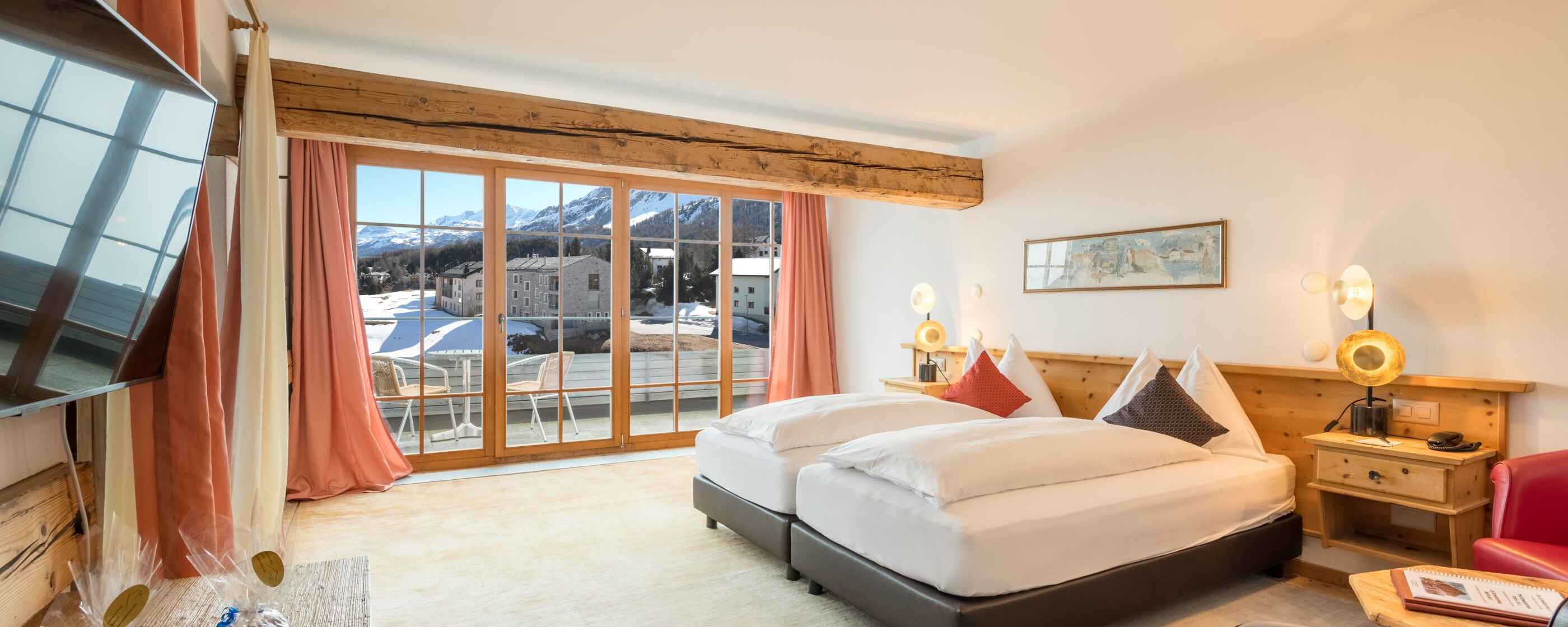 Hotel Schweizerhaus, Maloja: Junior Suite mit Berg- und Seesicht