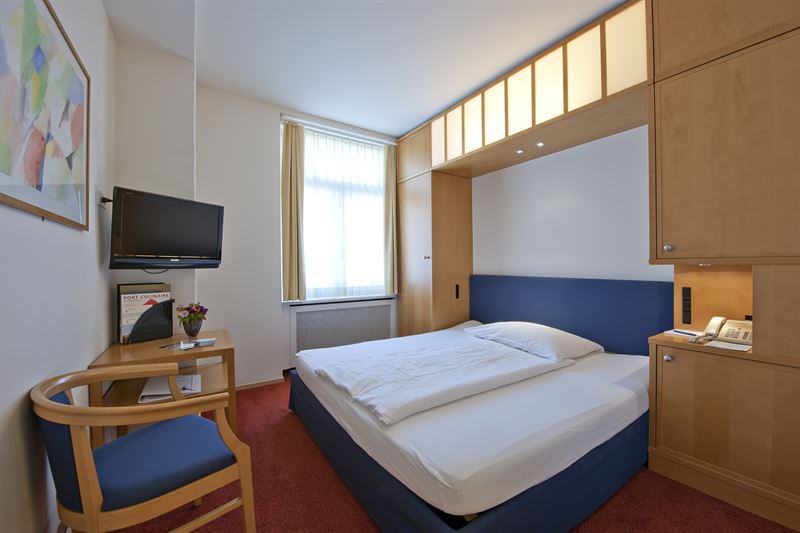 Hôtel Schweizerhof, St. Moritz : Chambre simple standard "Piz Glüna 