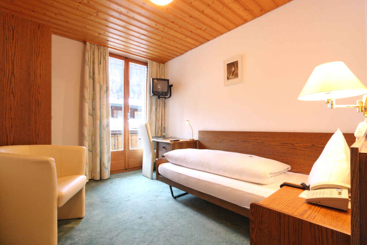 Hotel Bernerhof, Kandersteg: Standard Einzelzimmer mit Bergsicht