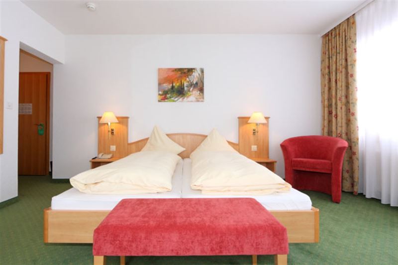 Hotel Bernerhof, Kandersteg: Superior Zweibettzimmer - Bergsicht