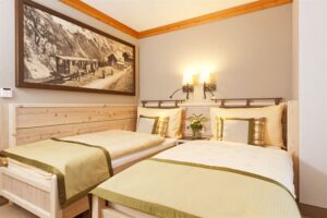 Hotel Eiger, Mürren: Doppelzimmer Waldseite