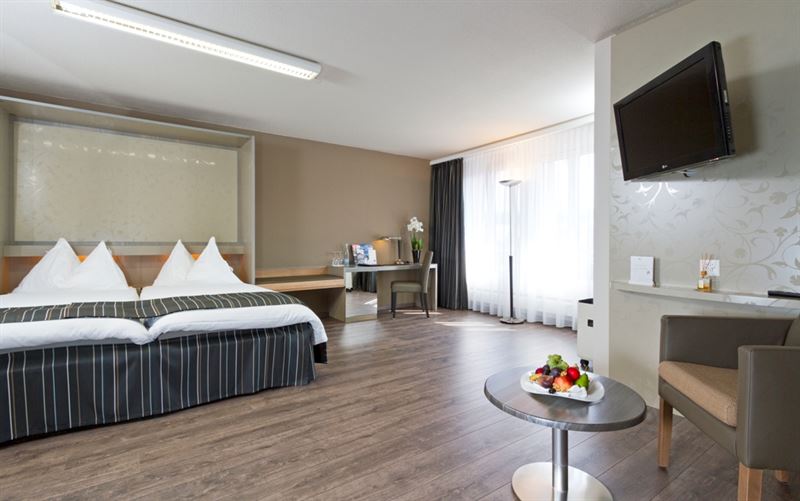 Doppelzimmer Strassenseite oder Bahnseite mit Klimaanlage