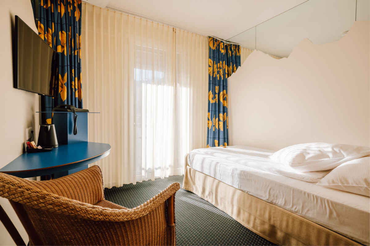 Hotel Stella, Interlaken: Einfaches Zimmer mit kleinem Doppelbett