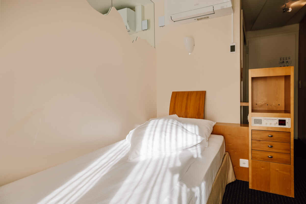Hotel Stella, Interlaken: Einfaches Zimmer mit kleinem Doppelbett