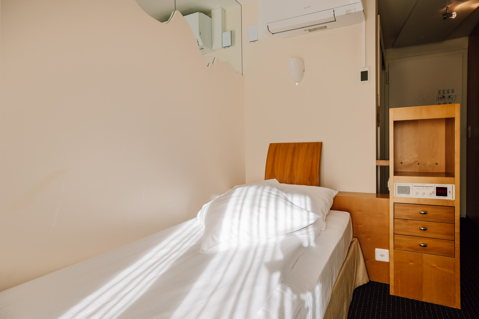 Hotel Stella, Interlaken: Einfaches Zimmer mit kleinem Doppelbett