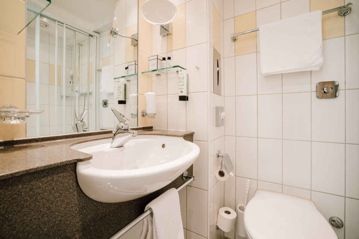 Hotel Stella, Interlaken: Einfaches Zimmer mit kleinem Doppelbett