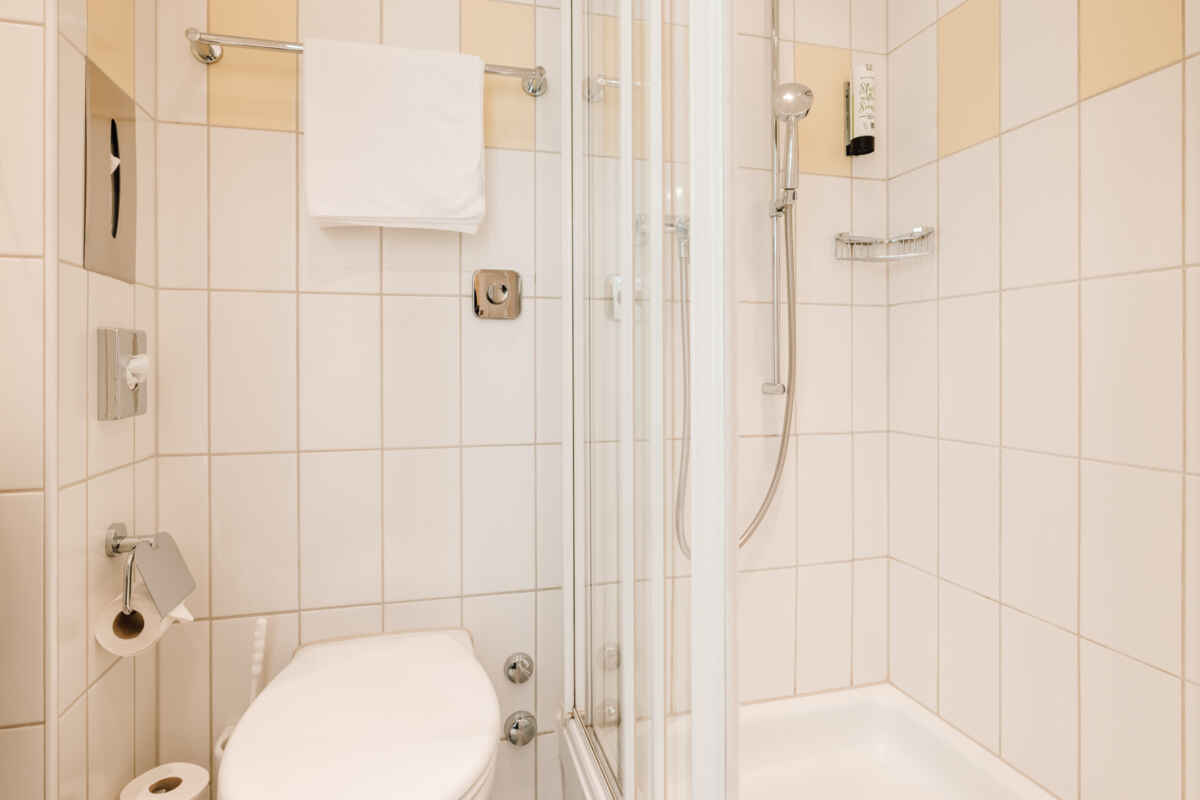 Hotel Stella, Interlaken: Einfaches Zimmer mit kleinem Doppelbett