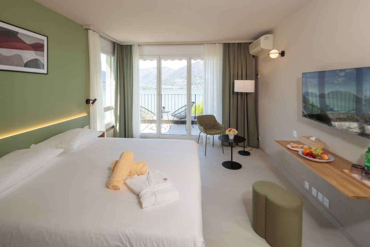 Zweibettzimmer mit Poolblick und Klimaanlage