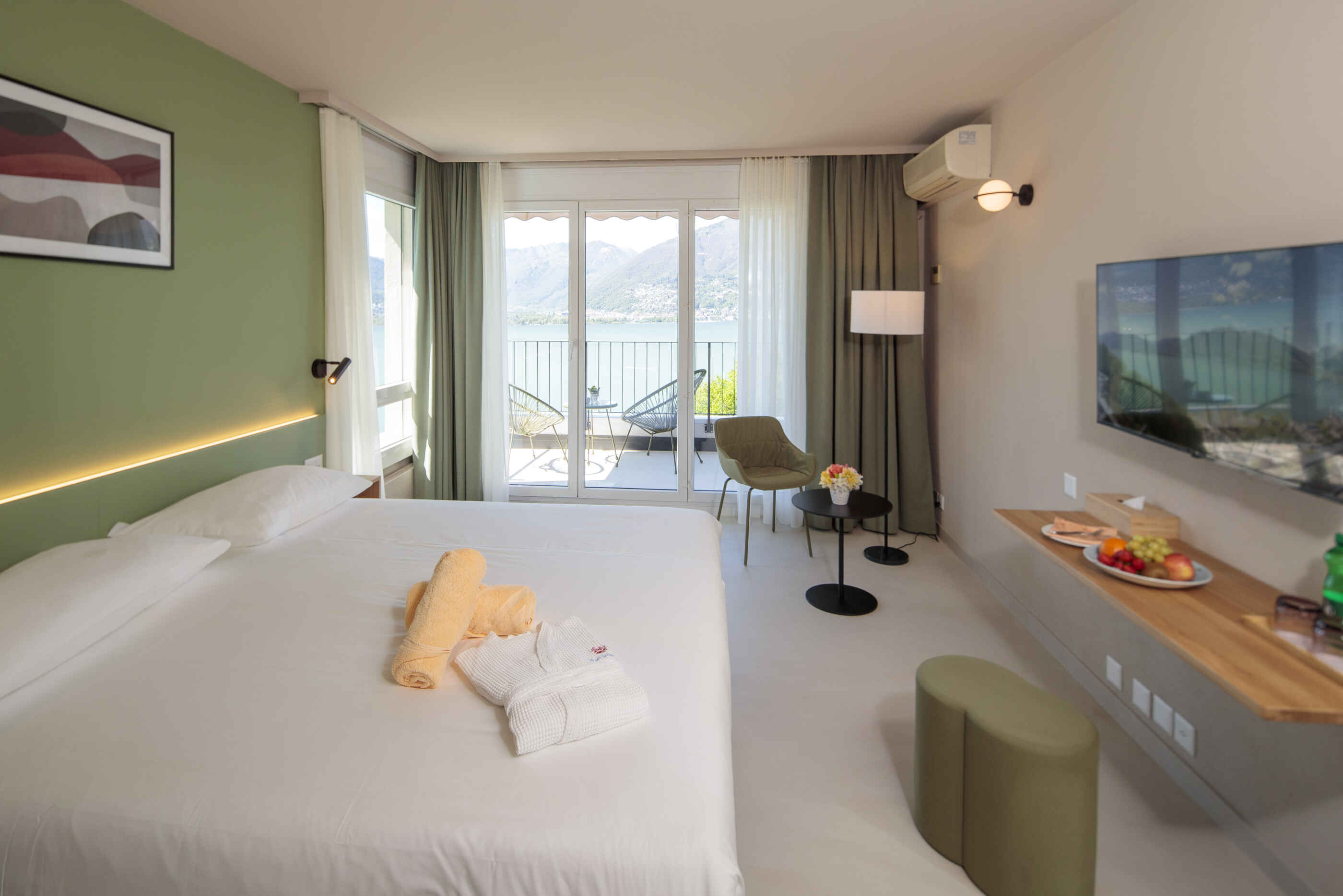 Zweibettzimmer mit Poolblick und Klimaanlage