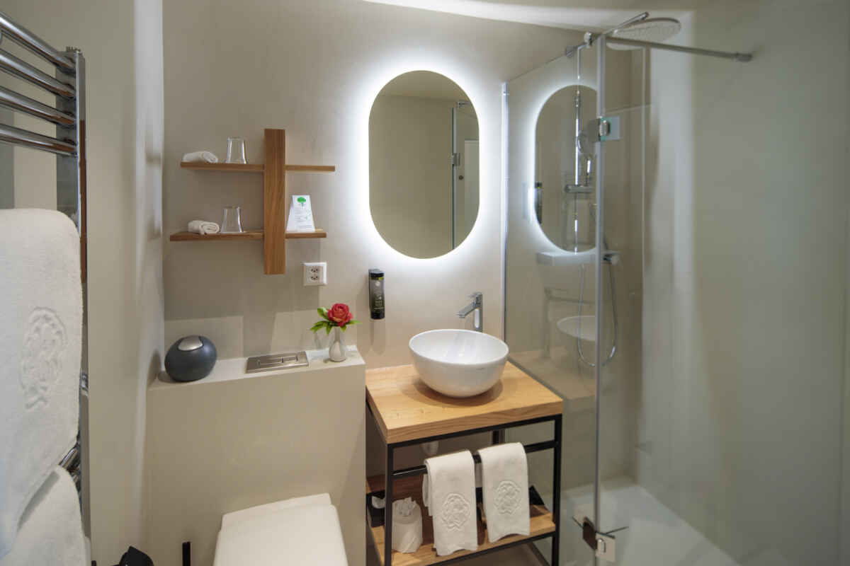 Zweibettzimmer mit Poolblick und Klimaanlage: Badezimmer