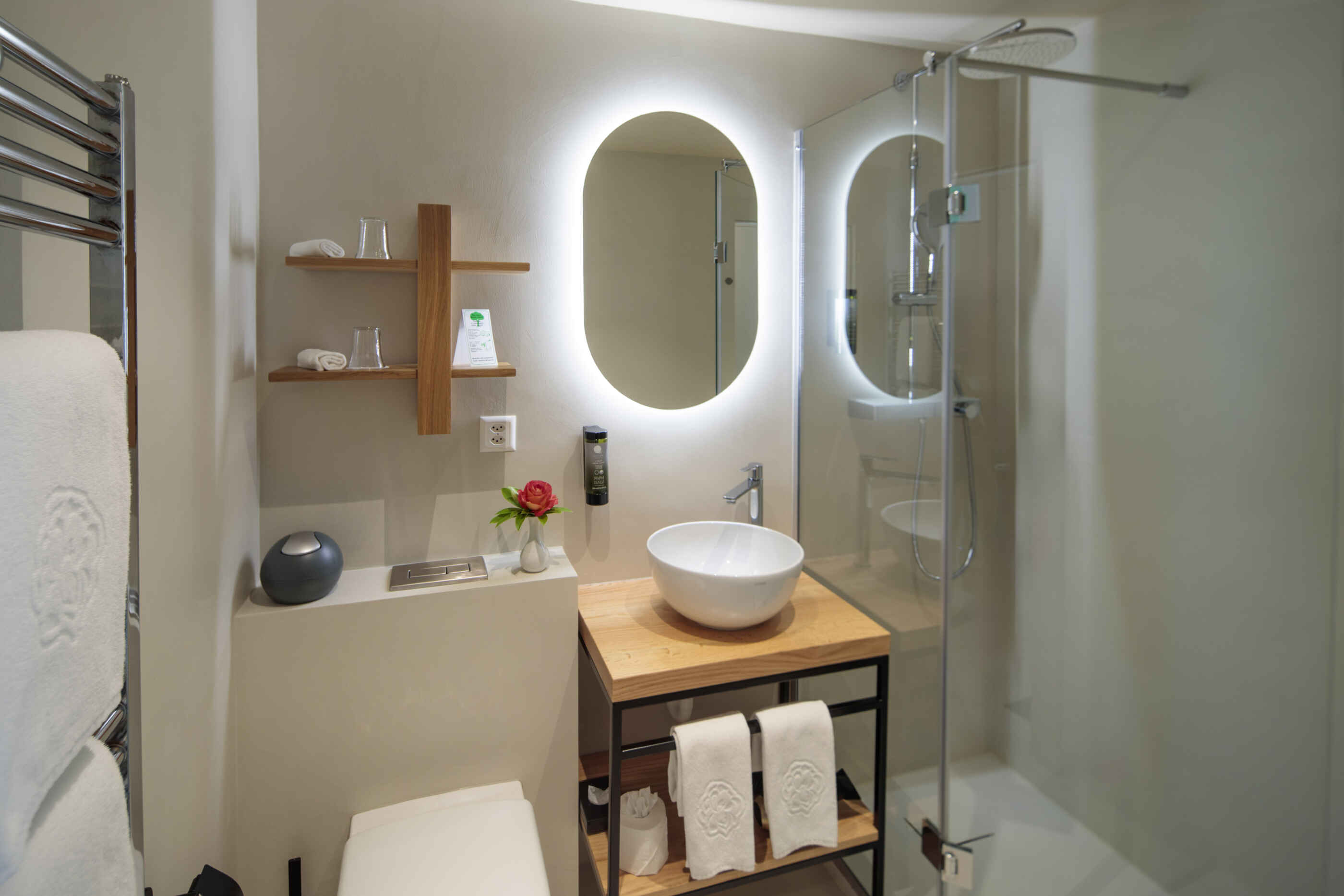 Zweibettzimmer mit Poolblick und Klimaanlage: Badezimmer