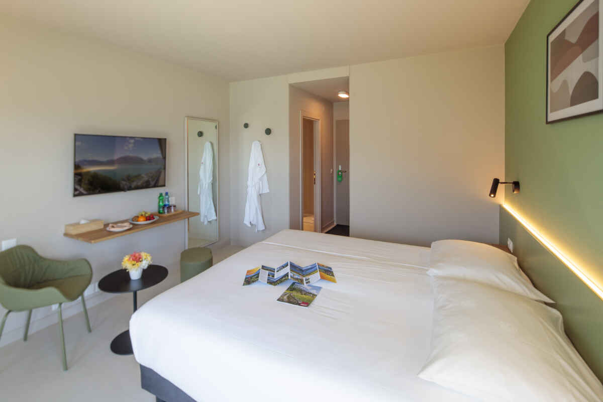 Zweibettzimmer mit Poolblick und Klimaanlage