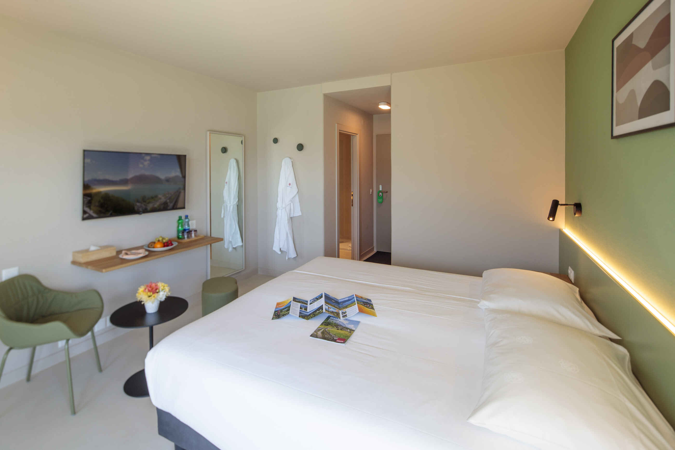 Zweibettzimmer mit Poolblick und Klimaanlage