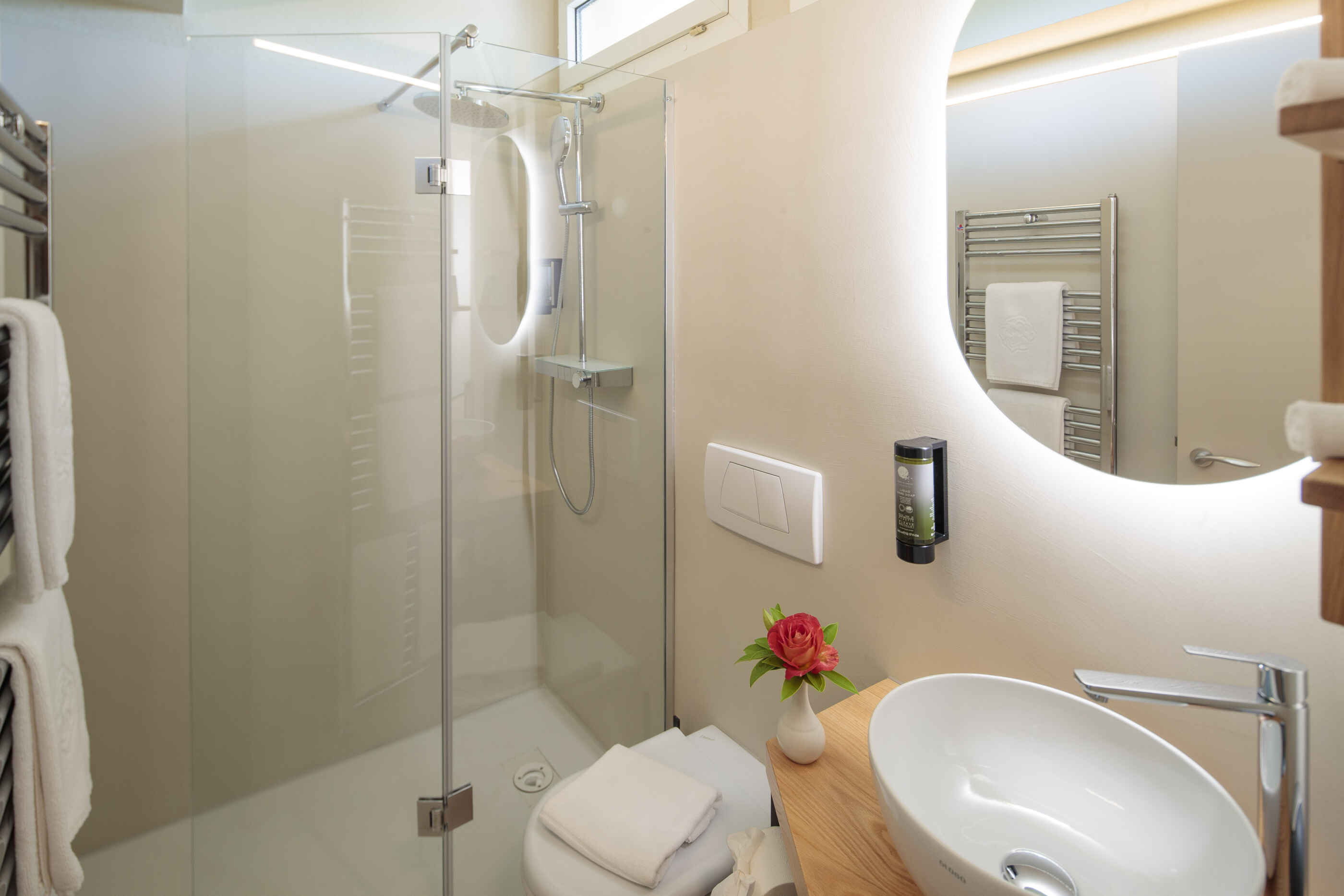 Zweibettzimmer mit Poolblick und Klimaanlage: Badezimmer