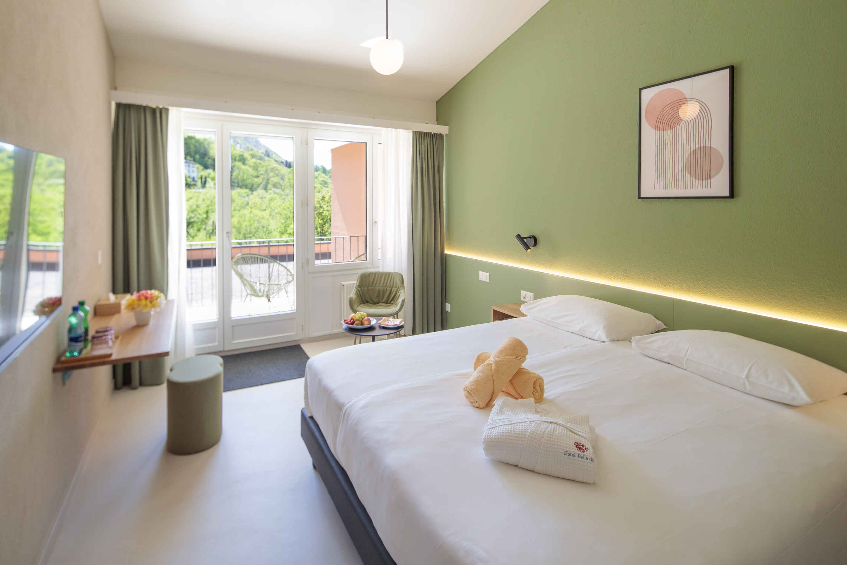 Zweibettzimmer mit Poolblick und Klimaanlage