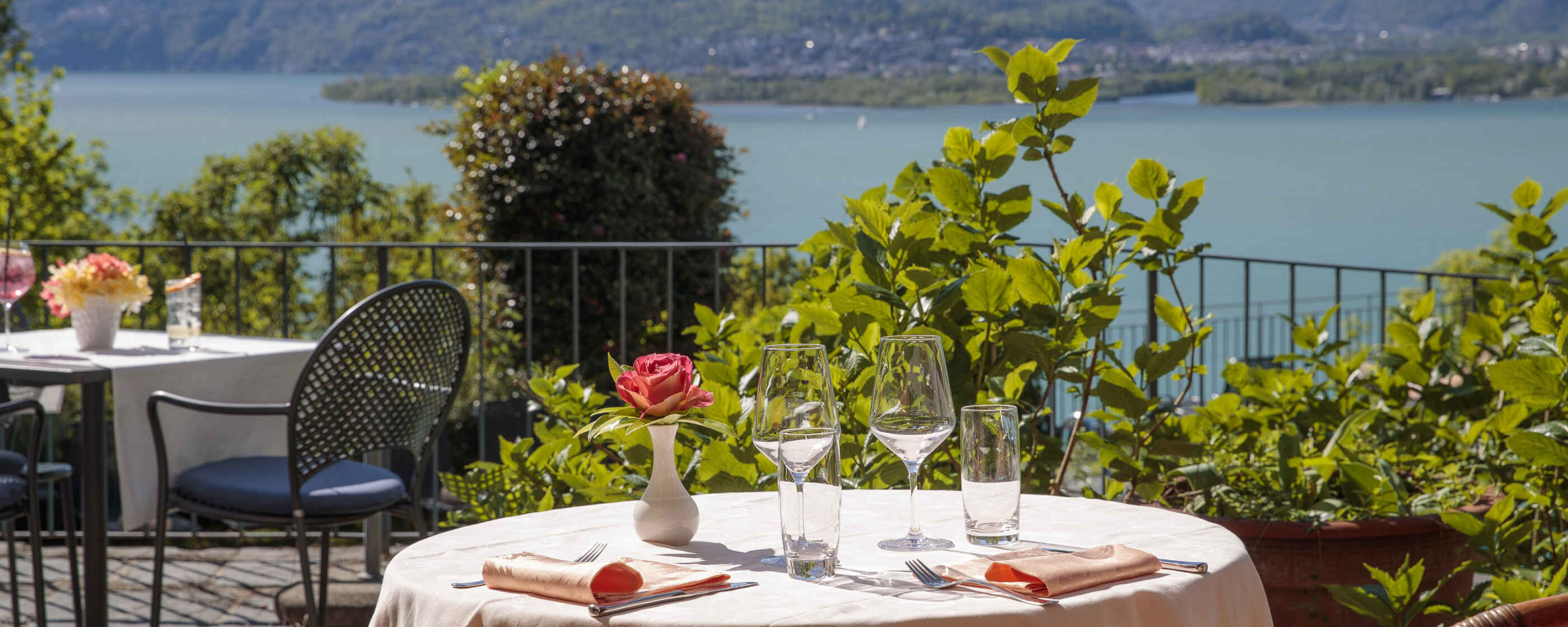 Hotel Bellavista, Vira Gambarogno: Grotto und Terrasse 