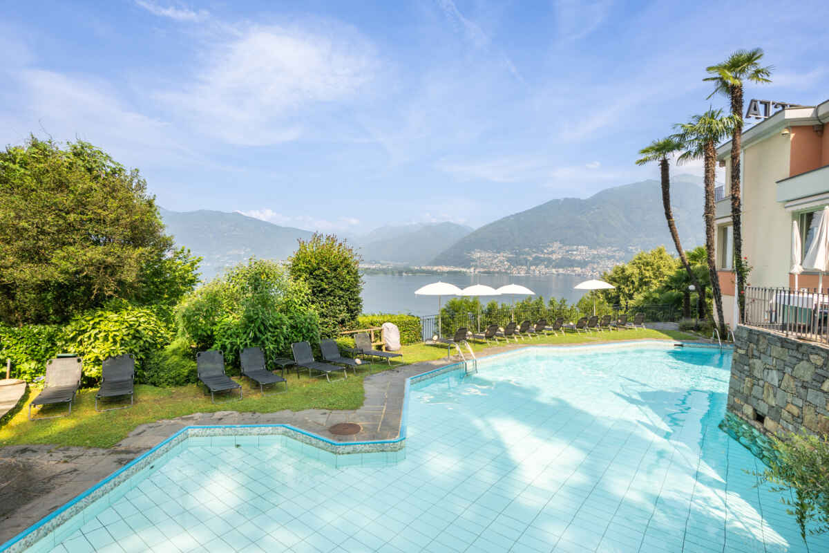 Aussenpool mit Sicht auf den Lago Maggiore