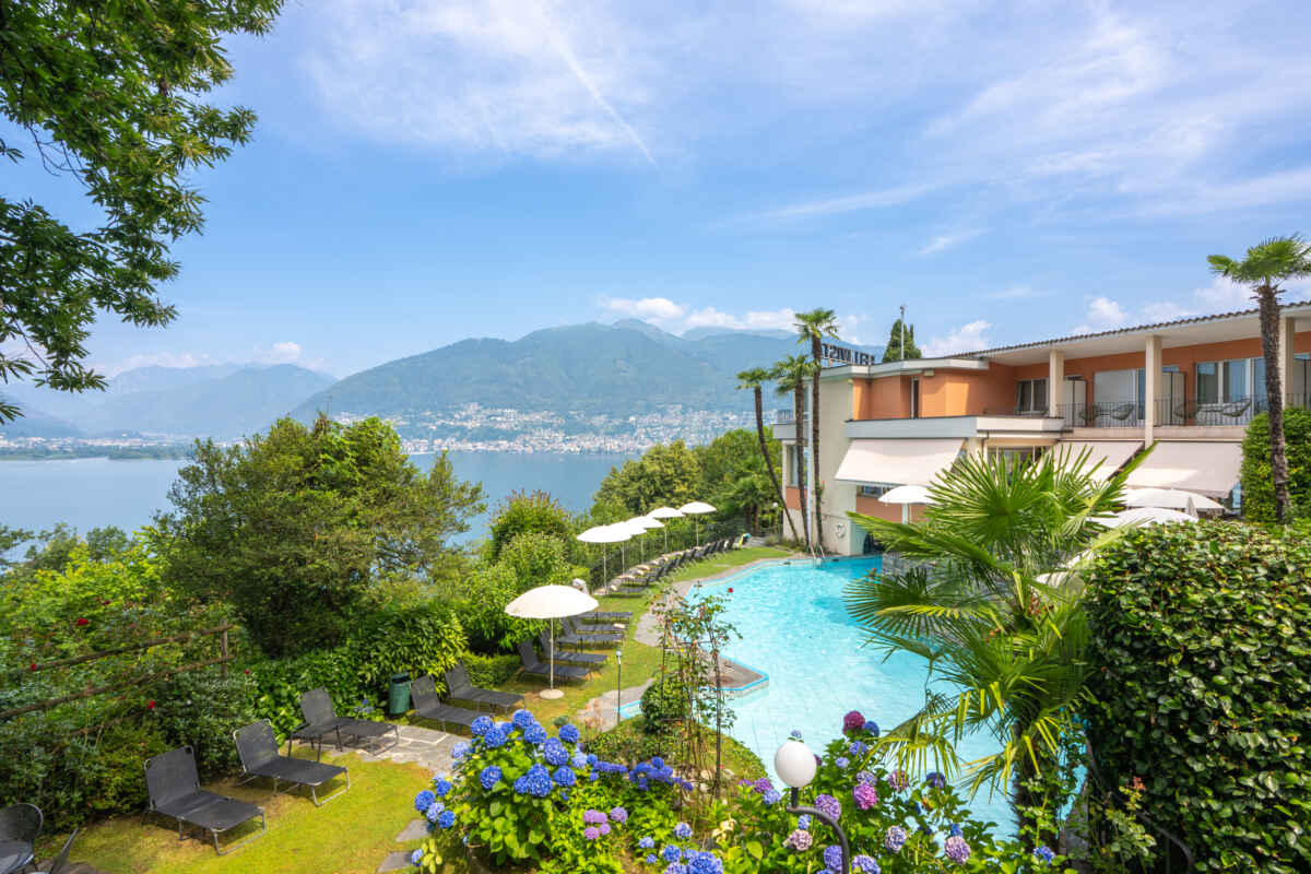 Aussenpool mit Sicht auf den Lago Maggiore